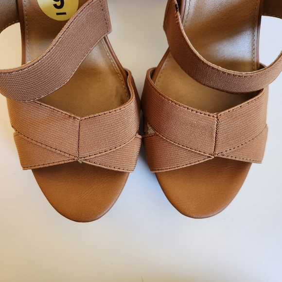 Report Size 9M Brown Heels 5 inch heel - Picture 4 of 12